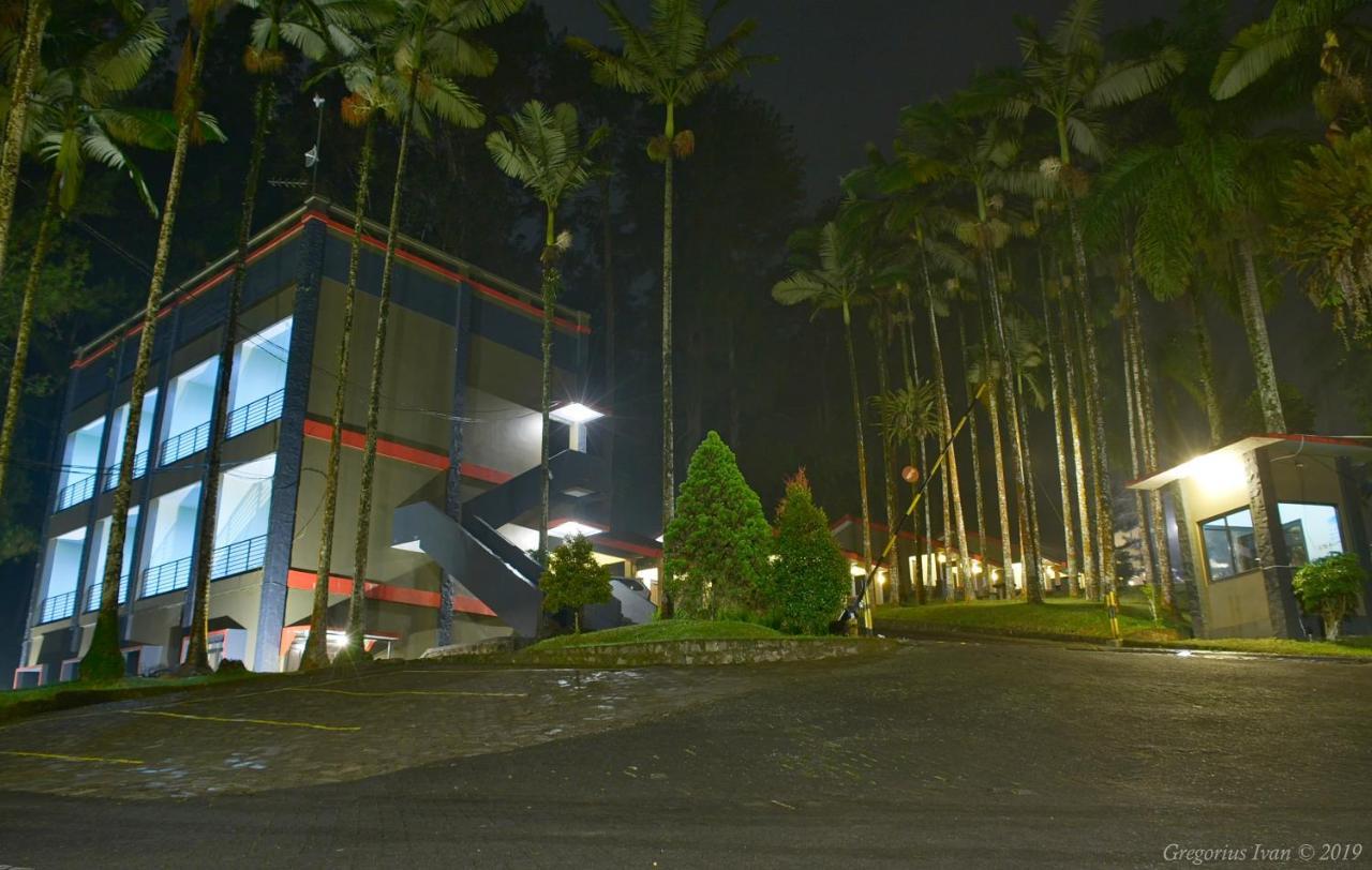 Surya Hotel & Resort Baturraden Kültér fotó